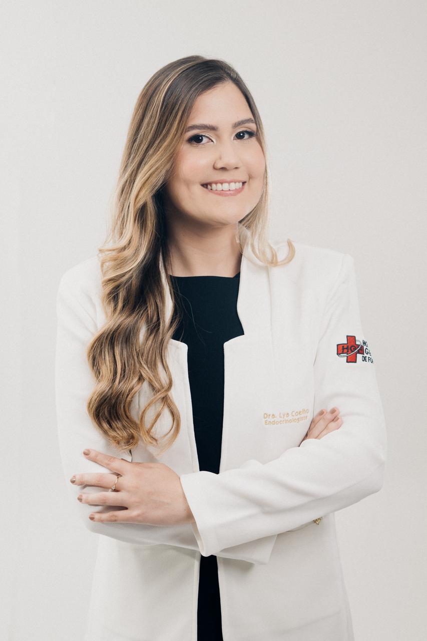 Dra. Lya Coelho no consultório